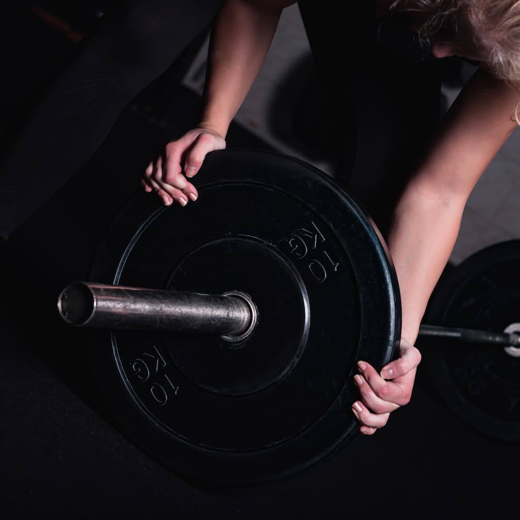 Lifter resetting between heavy sets.