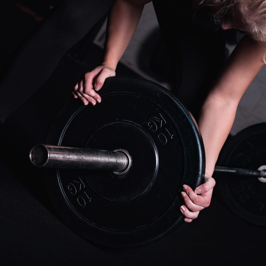 Lifter resetting between heavy sets.